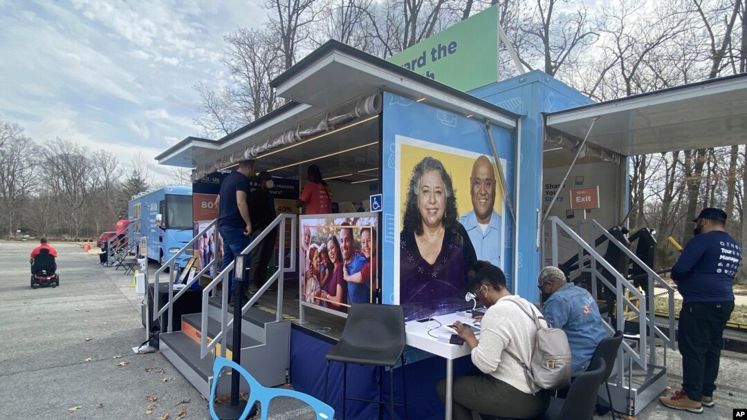 En esta foto proveída por el programa 'All of Us' de los Institutos Nacionales de Salud de Estados Unidos, personas visitan un vehículo de estudios en Silver Spring, Maryland, el 8 de marzo del 2022. 