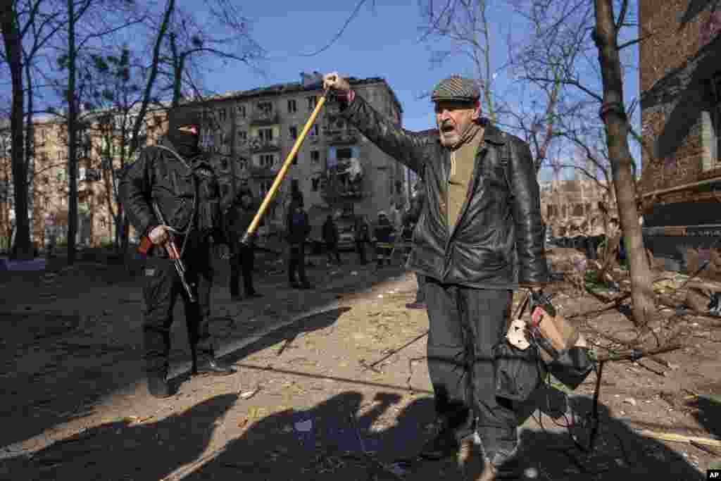 Un hombre grita consignas antirrusas en el lugar donde un bombardeo dañó edificios residenciales en Kiev, Ucrania, el viernes 18 de marzo de 2022. Las fuerzas rusas intensificaron su asalto a las ciudades ucranianas el viernes, con nuevos ataques con misiles y bombardeos en los bordes de la capital, Kiev. y la ciudad occidental de Lviv, mientras los líderes mundiales presionaban para que se investigaran los repetidos ataques del Kremlin contra objetivos civiles, incluidas escuelas, hospitales y zonas residenciales. 