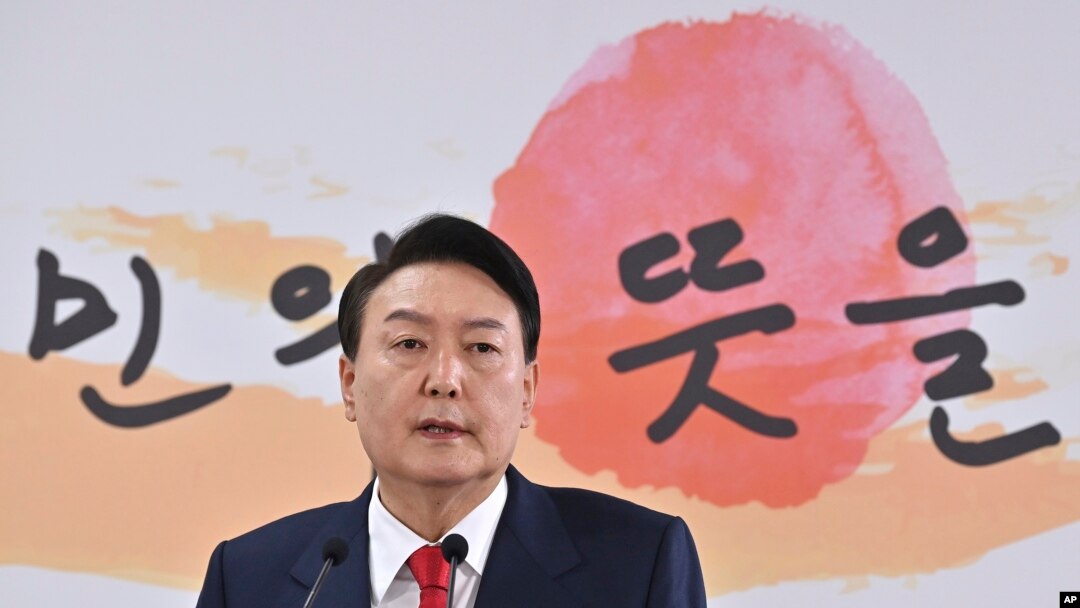 윤석열 한국 대통령 당선인이 지난 20일 서울에서 기자회견하고 있다. (자료사진)