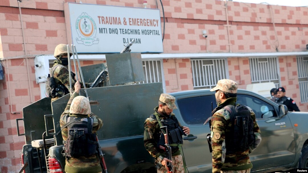 Vikosi vya usalama vikilinda nje ya hospitali huko Dera Ismail Khan, Pakistan.