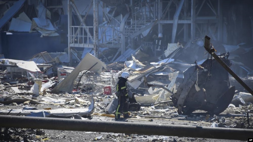 Un bombero ucraniano trabaja cerca de un edificio destruido a las afueras de Odesa, Ucrania, el martes 10 de mayo de 2022. El ejército ucraniano dijo que las fuerzas rusas habían lanzado siete misiles el lunes contra el crucial puerto de Odesa, en el Mar 
