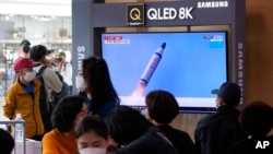 한국 시민들이 7일 북한 미사일 발사 관련 보도를 시청하고 있다. 