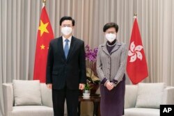 존 리(왼쪽) 홍콩 행정장관 당선인과 캐리 람 현 행정장관이 9일 회견에 앞서 기념촬영하고 있다.