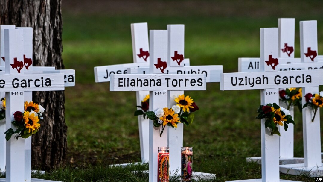 Las cruces recuerdan los nombres de las víctimas del tiroteo en la Escuela Primaria Robb en Uvalde, Texas, el 26 de mayo de 2022.