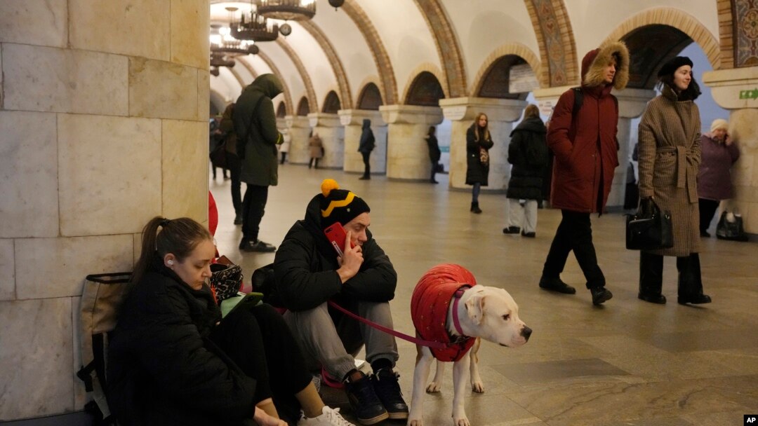 Watu wakijificha katika kituo cha treni chini ya ardhi kinachotumika kujikinga na mashambulizi ya mabomu ya Russia huko Kyiv, Ukraine, Dec. 29, 2022. (AP Photo/Efrem Lukatsky)