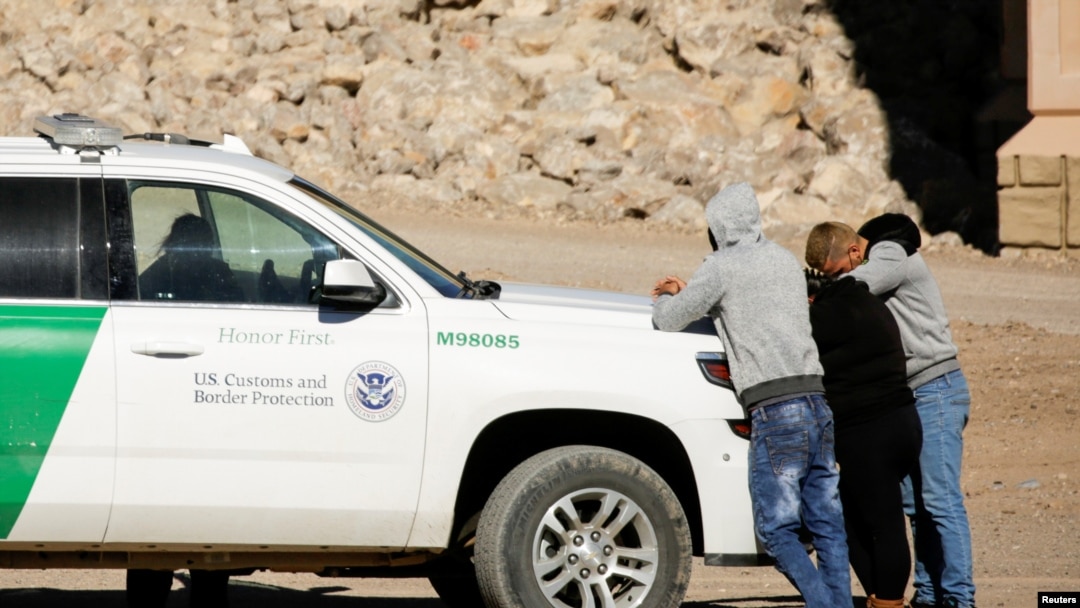 ARCHIVO - Migrantes cubanos son detenidos por la Patrulla Fronteriza de EEUU tras cruzar hacia El Paso, Texas, en febrero de 2021. 