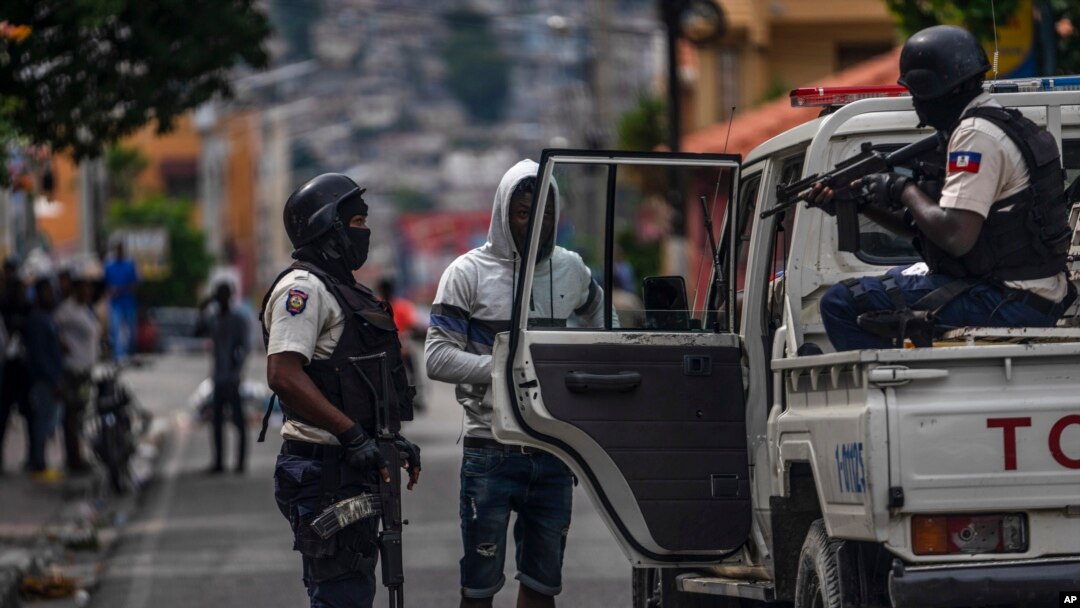 La Policía Nacional inspecciona a un peatón en Puerto Príncipe, Haití, el martes 25 de octubre de 2022, tras más de un mes de fuertes protestas por la cancelación del subsidio al precio de los combustibles por parte del gobierno.