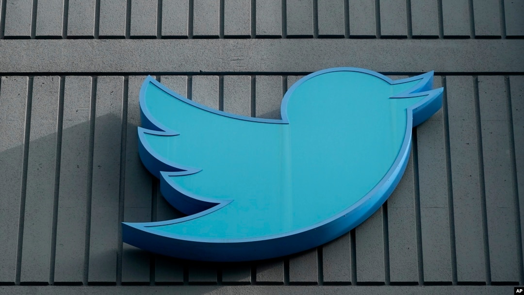Logo de Twitter en la sede de la compañía en San Francisco, California.