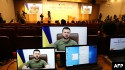 El presidente de Ucrania, Volodymyr Zelenskyy, se dirige al parlamento de Corea del Sur a través de un enlace de video en la asamblea nacional en Seúl, el 11 de abril de 2022.