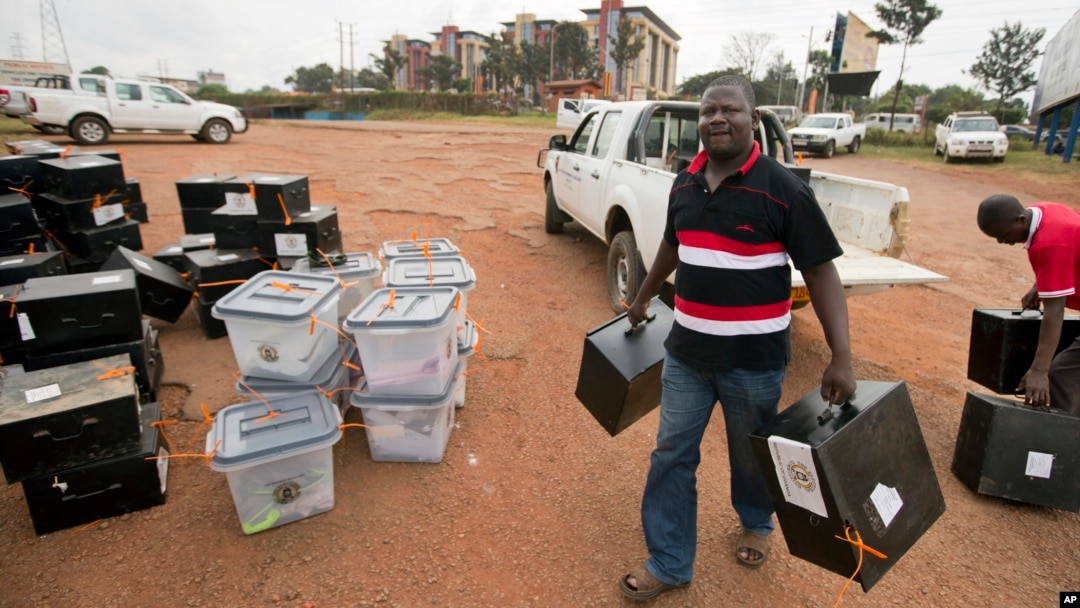 An electoral worker delivers boxes to a district counting center in Kampala, Uganda, Feb. 20, 2016. 