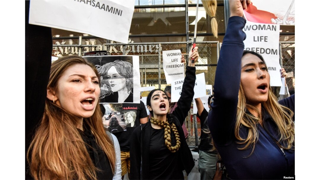 Watu wakishiriki katika maandamano dhidi ya utawala wa Kiislam Iran mjini New York, Marekani, Septemba 27, 2022, kulaani kifo cha Mahsa Amini akiwa kituo cha polisi nchini Iran.