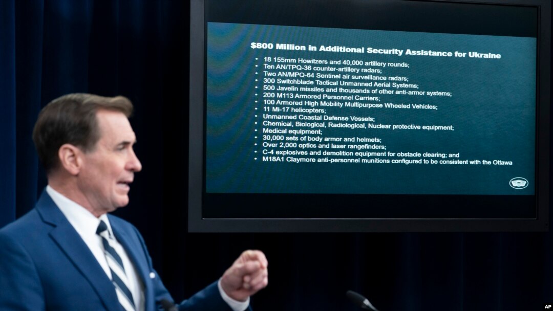 El portavoz del Pentágono, John Kirby, analiza una lista de elementos de seguridad que EEUU proporciona a Ucrania durante una rueda de prensa en el Pentágono, el 13 de abril de 2022.