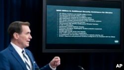 El portavoz del Pentágono, John Kirby, analiza una lista de elementos de seguridad que EEUU proporciona a Ucrania durante una rueda de prensa en el Pentágono, el 13 de abril de 2022.