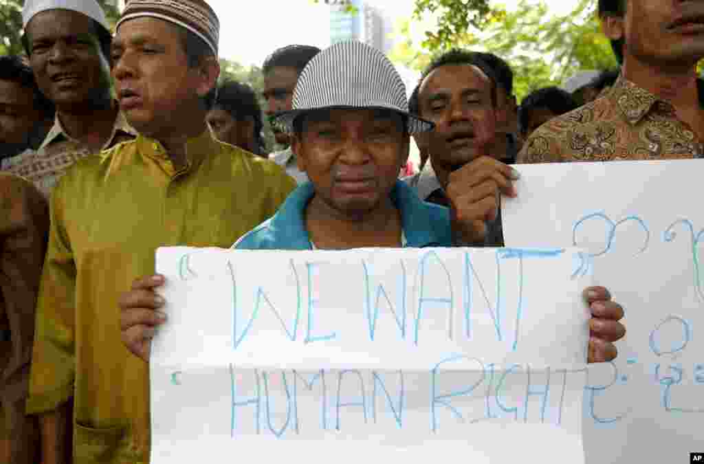 Một người biểu tình Rohingya tại Kuala Lumpur, Malaysia, khóc lóc, cầm bảng kêu gọi chấm dứt xáo trộn và bạo động tại bang Rakhine, Miến Điện, 12/6/2012.
