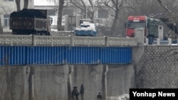 지난 2월 중국 상무부가 유엔 대북 제재 결의의 이행을 위해 북한산 석탄 수입을 전면 중단한다고 밝혔다. 사진은 지난해 3월 중국과 북한이 인접한 두만강에서 북한 남양시와 중국 투먼 통상구를 오가는 화물차.