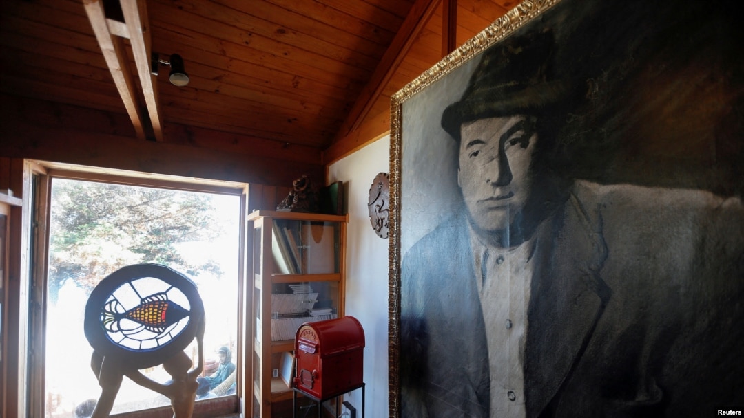 ARCHIVO: Una fotografía del poeta chileno y premio Nobel Pablo Neruda dentro de su casa museo en la zona costera de Isla Negra, Chile, el 26 de abril de 2016.