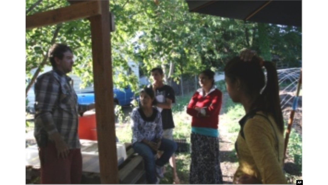 Farm program manager David Beller talks to refugee farmers Pabi Tiwari, Guman Bharati, Jumuna Bharati and Pabitra Tiwari.