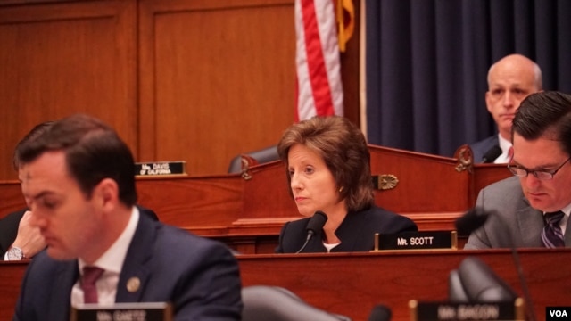 美國聯邦眾議員哈茨勒爾(Vicky Hartzler)（中）在聽證會上質詢軍方官員（美國之音黎堡2020年2月26日攝）