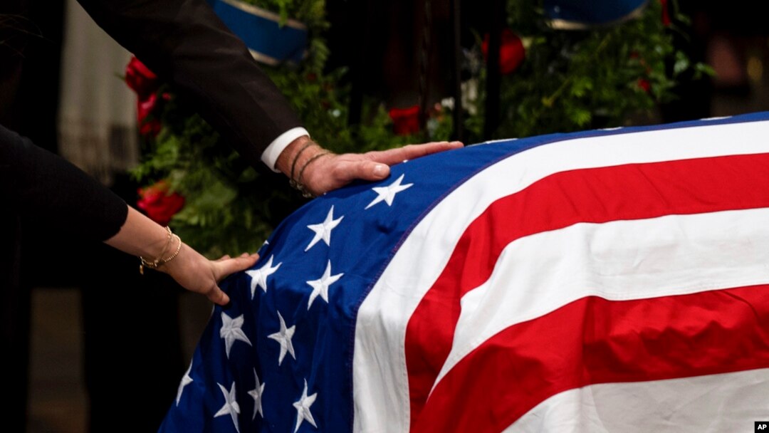 La familia Carter presenta sus respetos durante una ceremonia mientras el ataúd envuelto en la bandera del expresidente Jimmy Carter yace en el Capitolio, el 7 de enero de 2025, en Washington.