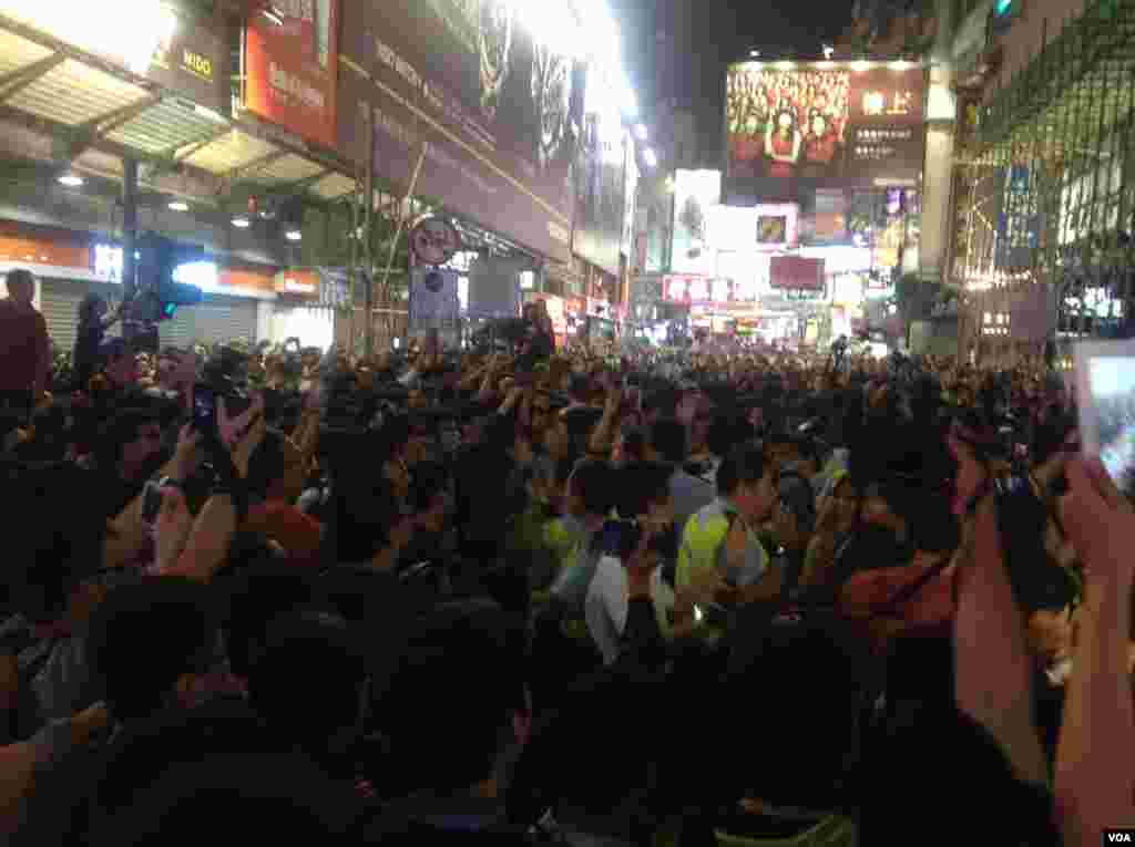 大批市民連續第二晚在旺角與警方「巷戰」 (美國之音海彥拍攝 )