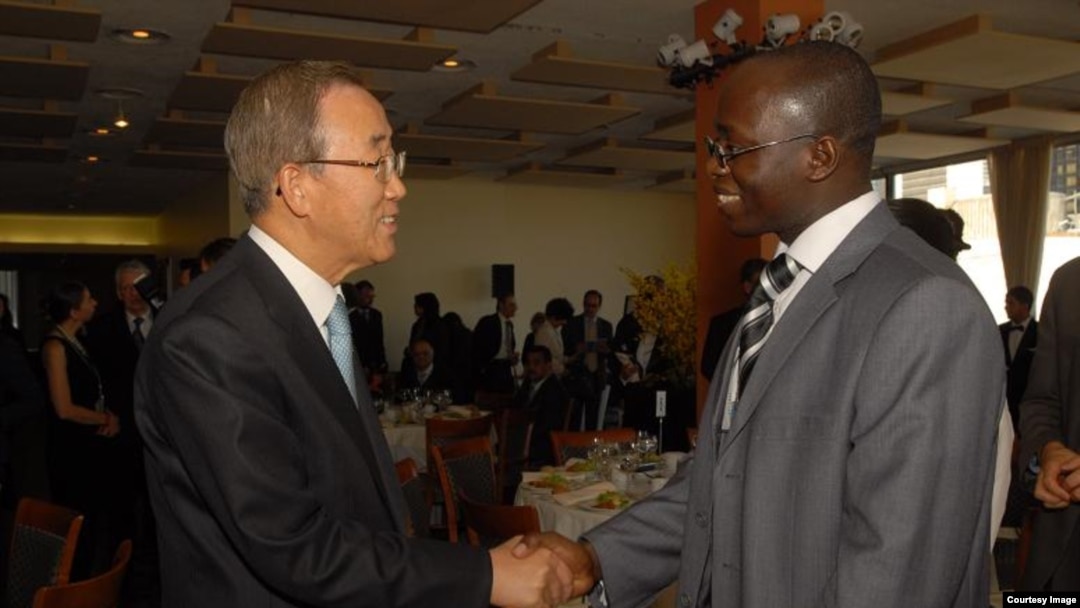 Katibu Mkuu mstaafu wa Umoja wa Mataifa Ki-moon akizungumza na mwandishi wa habari Erick Kabendera Octoba 2008.