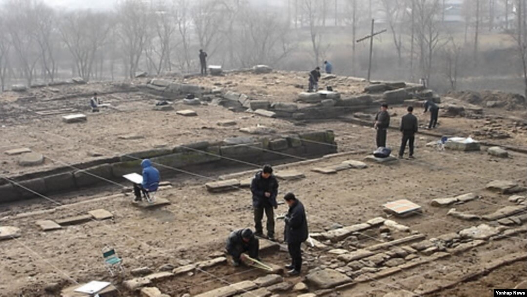 지난 2009년 북한의 개성 고려궁성 '만월대'에 대한 제3차 남북 공동발굴조사가 실시된 가운데, 남북조사원들이 공동 발굴작업을 벌이고 있다.