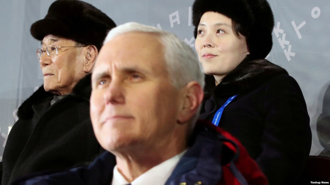 Foto tomada durante la ceremonia inaugural de las olimpiadas. El vicepresidente Mike Pence en primer plano; atrás: Kim Yo Jong (derecha), la hermana del líder norcoreano Kim Jong Un; y a la izquierda, Kim Yong Nam, jefe nominal del Estado norcoreano