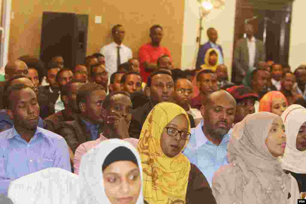 Mogadishu residents taking part in a town hall hosted by VOA's Somali service Saturday conversed with Somali President Hassan Sheikh Mohamoud in Somalia and residents in St. Paul, Minnesota, home to the largest Somali community in the U.S.