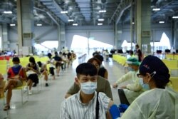 A medical worker administers a dose of the domestically developed Medigen vaccine against COVID-19 at a vaccination site in Taipei on August 23, 2021. (Annabelle Chih/Reuters)