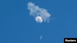 지난 4일 미 공군 F-22 전투기가 발사한 미사일에 맞은 중국 정찰 풍선이 미국 사우스캐롤라이나주 연안 해상에 추락하고 있다. (자료사진)