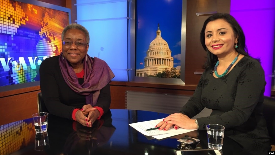 US Ambassador to Uzbekistan Pamela Spratlen talking to Navbahor Imamova, VOA Uzbek, Washington, January 9, 2017