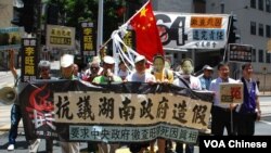 香港支聯會等多個政黨及團體遊行，抗議湖南公安廳最近公佈的工運領袖李旺陽驗屍報告造假(攝影﹕美國之音湯惠芸)