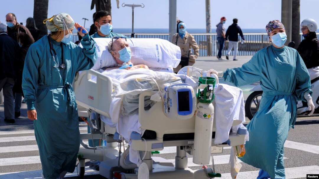 Un paciente recibe una "terapia de mar" después de pasar 114 días enfermo de COVID-19 en un hospital de Barcelona, España, el 25 de marzo de 2021.