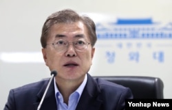 문재인 한국 대통령이 지난 14일 북한의 탄도미사일 발사와 관련해 소집한 국가안전보장회의에서 발언하고 있다.