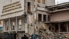 Un hombre pasa frente al edificio del Instituto Regional de Kharkiv de la Academia Nacional de Administración Pública que fue destruido durante el bombardeo ruso, mientras continúa el ataque de Rusia contra Ucrania, en Kharkiv, Ucrania, el 12 de abril de 2022. REUTERS