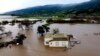 Las inundaciones rodean una casa en la comunidad Chualar del condado de Monterey, California, cuando el río Salinas se desborda el viernes 13 de enero de 2023. (Foto AP/Noah Berger)