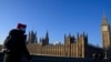 一名女子走向英國議會大廈。（2022年12月16日）