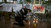 Una mujer enciende una vela durante una protesta en demanda de justicia por el asesinato del periodista mexicano Jacinto Romero Flores, en Orizaba, estado de Veracruz, México, el 19 de agosto de 2021.