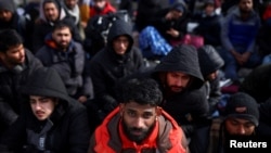 Extranjeros que huyen de la invasión rusa de Ucrania esperan en el cruce fronterizo de Shehyni para ingresar a Polonia, cerca de Mostyska, Ucrania, el 1 de marzo de 2022. REUTERS/Thomas Peter