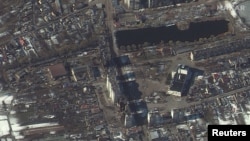 Imágenes satelitales muestran barrios residenciales en los alrededores de Kiev, dañados por la ofensiva rusa, el 9 de marzo de 2022.