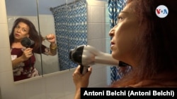 Arianna Lint, una mujer transgénero que llegó a EE. UU. hace 22 años, se alista en el baño de su casa antes de salir a trabajar. Foto: Antoni Belchi / VOA

