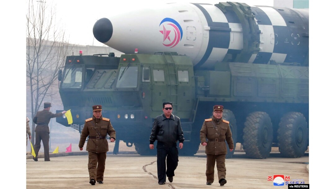 북한은 24일 김정은 국무위원장의 명령에 따라 신형 대륙간탄도미사일(ICBM) 화성 17형을 시험 발사했다며 사진을 공개했다.