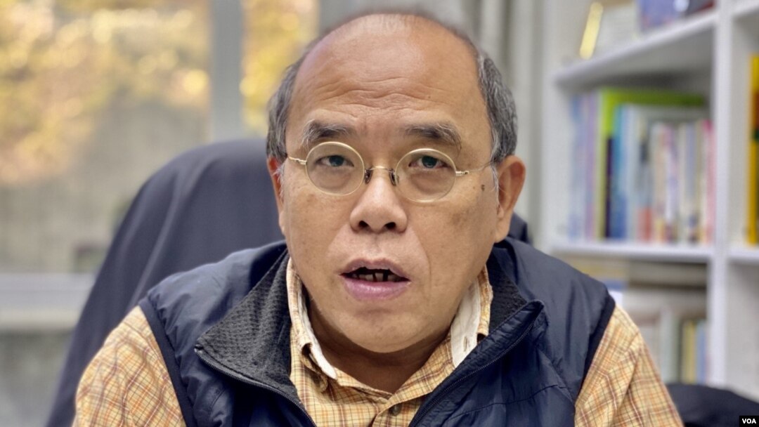 鍾劍華表示,調查結果反映接近一半市民對全民強檢有憂慮。(美國之音 湯惠芸)
