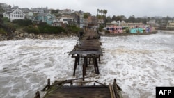 Esta vista aérea muestra un muelle dañado dividido en Capitola, California, el 9 de enero de 2023.