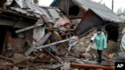 Una mujer camina frente a los escombros de su casa luego del bombardeo ruso, en Kurakhove, región de Donetsk, Ucrania, el 8 de diciembre de 2022.