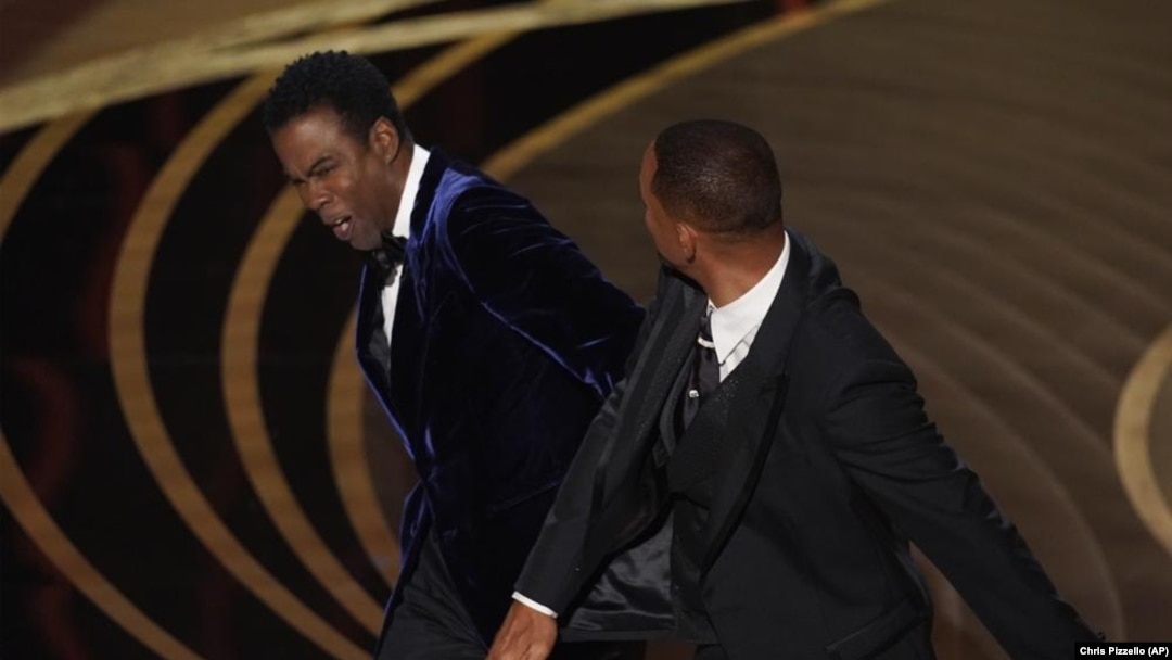 Will Smith, a la derecha, abofetea a Chris Rock durante la ceremonia de los premios Oscar, en Los Ángeles, el 27 de marzo de 2022. 