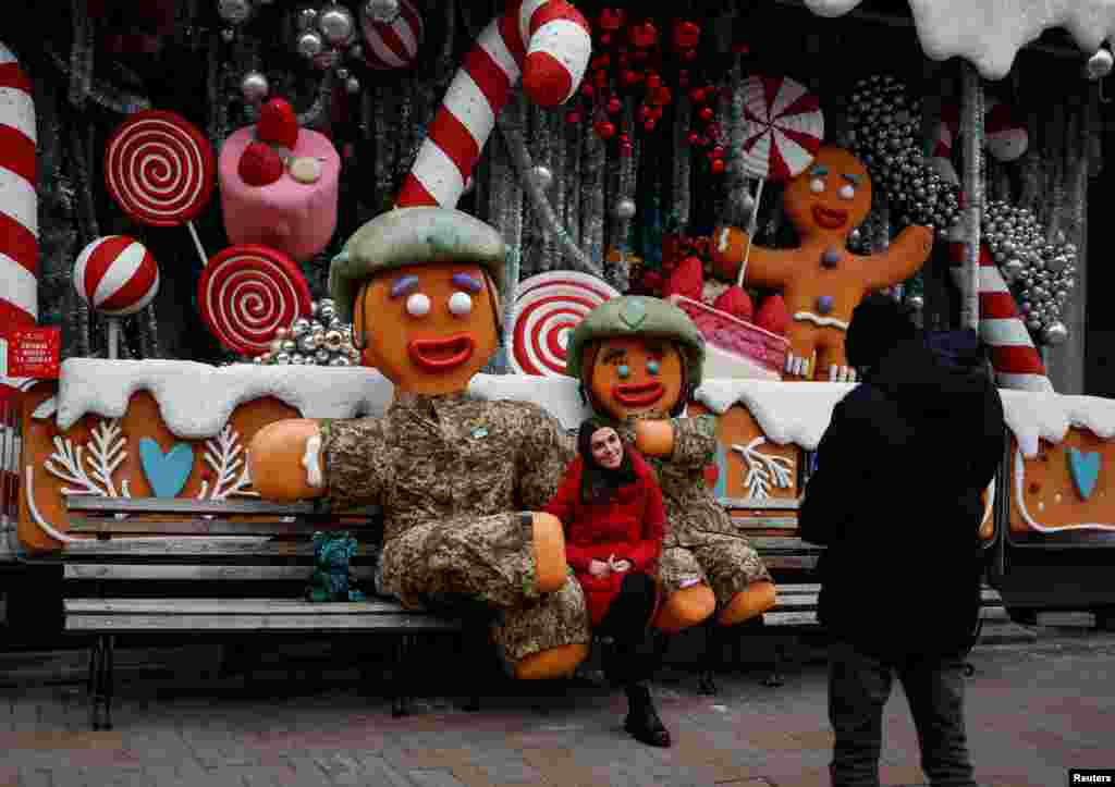 Sin olvidar la navidad en medio de la guerra, la capital Kiev está lista para las festividades de fin de año en Ucrania. Dos grandes galletas de jengibre con trajes militares forman parte de la decoración y una de las paradas más populares para tomar fotos. 