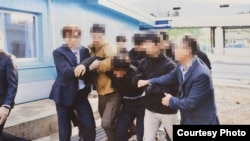 한국 통일부가 지난 12일 공개한 2019년 11월 탈북어민 2명 판문점 송환 장면. (자료사진=한국 통일부)