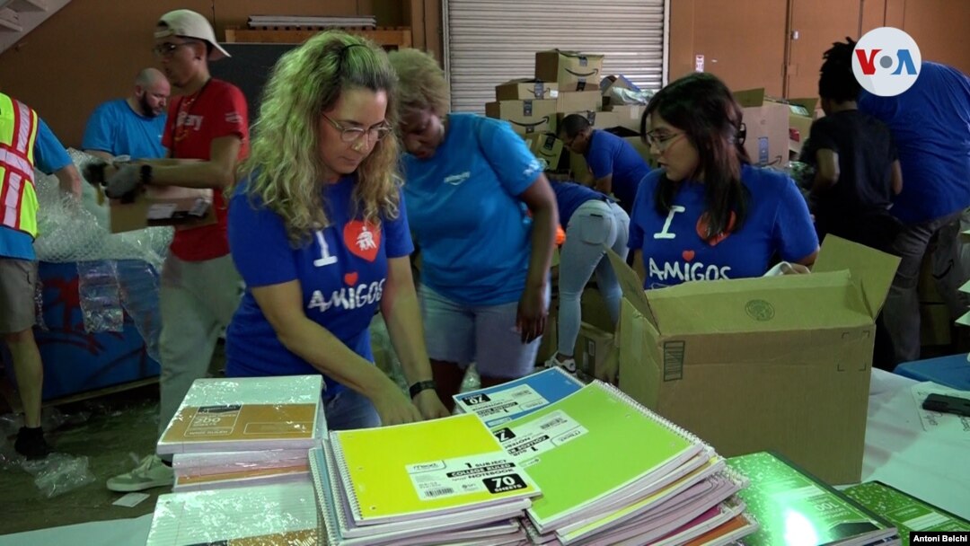  Carolina Ozuna, una voluntaria de "Amigos for Kids", organiza el material escolar para entregar a los más necesitados de Miami, Florida. [Foto: Antoni Belchi/VOA]