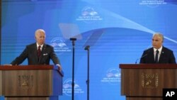 El presidente de Estados Unidos, Joe Biden, a la izquierda, da una conferencia de prensa con el primer ministro de Israel, Yair Lapid, en el hotel Waldorf Astoria de Jerusalén, el jueves 14 de julio de 2022. (Atef Safadi/Pool vía AP)